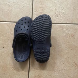 Navy blue crocs size 6 in woman’s 4 in men’s